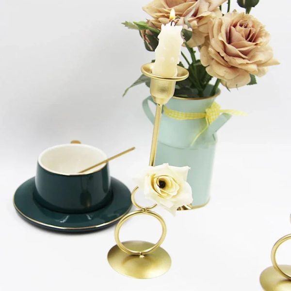 Chandelier doré avec détails floraux artistiques