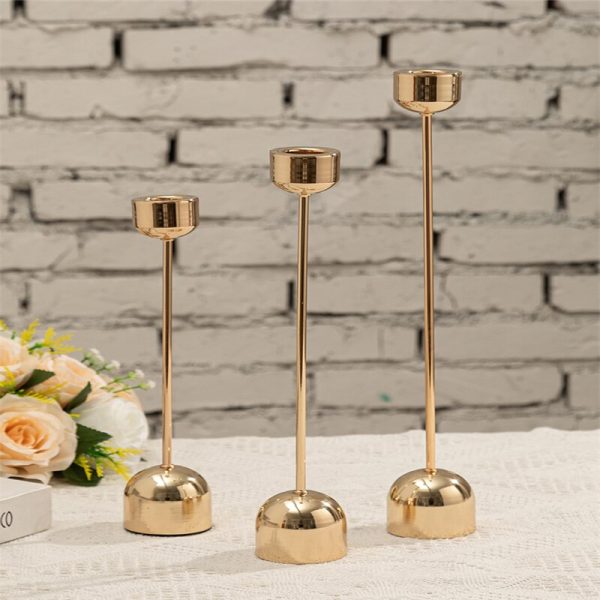 Chandelier doré en fer forgé avec pied boule