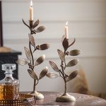 Chandelier doré en métal avec motif de plante