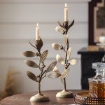 Chandelier en fer forgé doré avec design floral