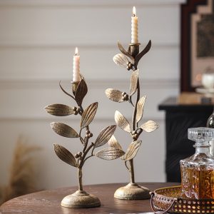 Chandelier en fer forgé doré avec design floral