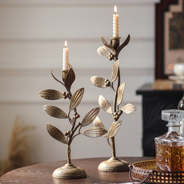 Chandelier en fer forgé doré avec design floral