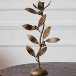 Chandelier doré décoratif en fonte avec éléments de plante