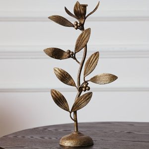 Chandelier doré décoratif en fonte avec éléments de plante