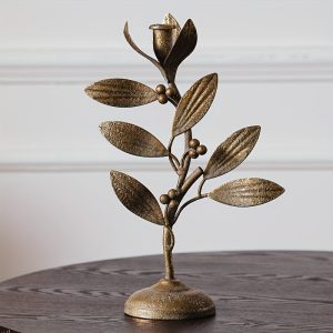 Élégant chandelier en métal doré avec motifs de feuillage