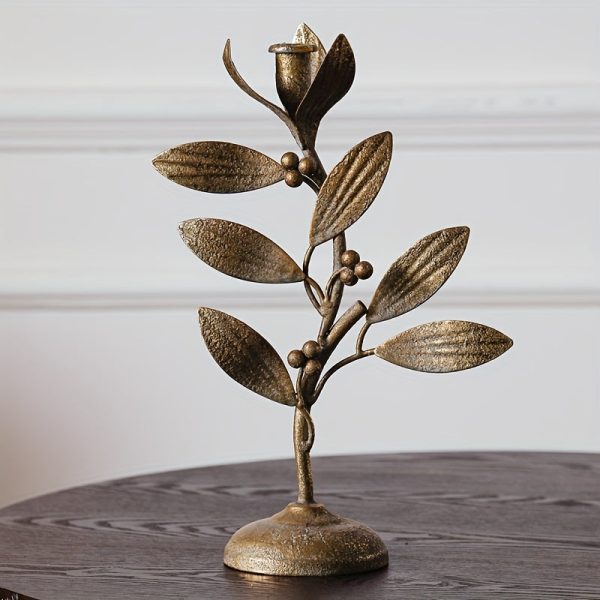 Élégant chandelier en métal doré avec motifs de feuillage