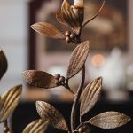 Chandelier doré artisanal avec inspiration végétale