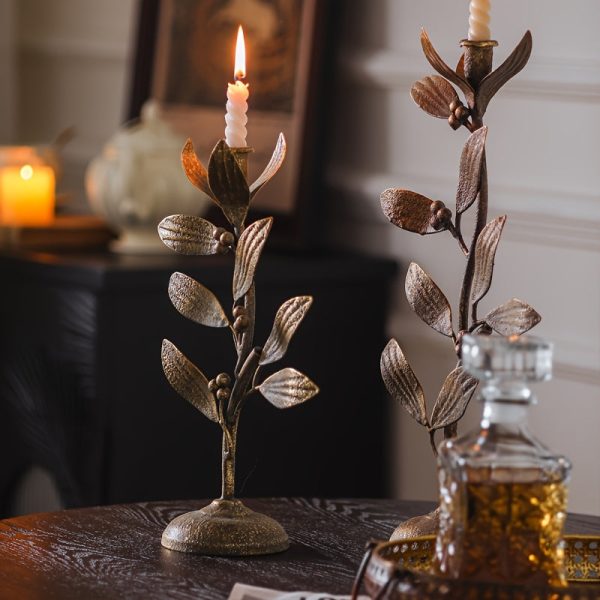 Chandelier en fer forgé orné de motifs de plantes