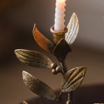 Chandelier doré au design unique en métal et fonte