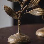 Chandelier décoratif en métal doré avec détails floraux