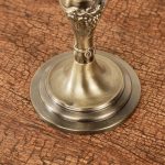 Chandelier en métal doré, ambiance chaleureuse