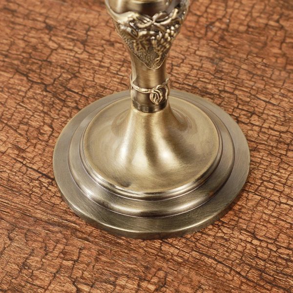 Chandelier en métal doré, ambiance chaleureuse