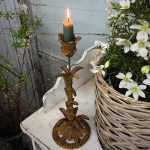 Chandelier doré en fer forgé avec motif floral