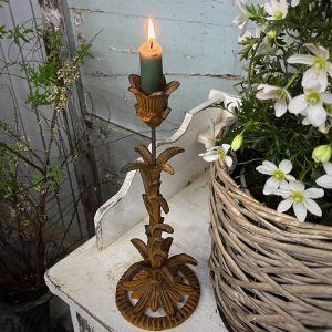 Chandelier doré en fer forgé avec motif floral