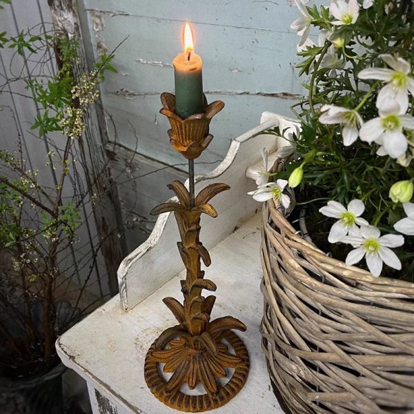 Chandelier doré en fer forgé avec motif floral