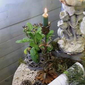 Chandelier en métal doré au design fleuri