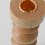 Lustre noir en bois, accessoire décoratif intemporel