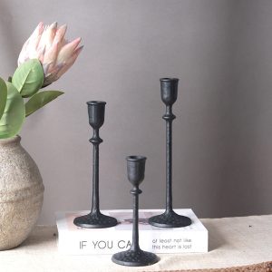 Chandelier en métal noir style médiéval