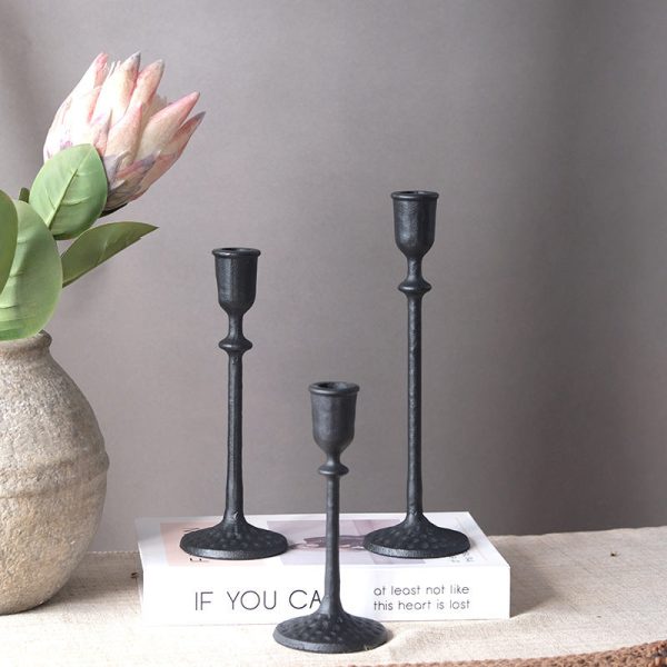 Chandelier en métal noir style médiéval