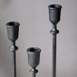 Luminaire noir en fer forgé à trois bras