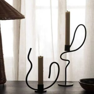 Chandelier en fer forgé au design épuré