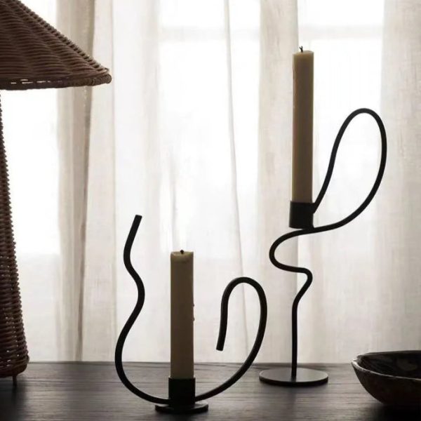 Chandelier en fer forgé au design épuré