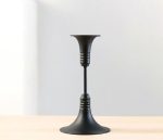 Lustre en métal noir, ambiance vintage élégante