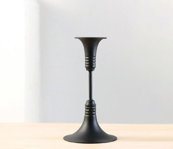 Lustre en métal noir, ambiance vintage élégante