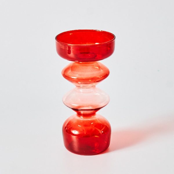 Verre coloré, chandelier rouge et blanc pour ambiance lumineuse