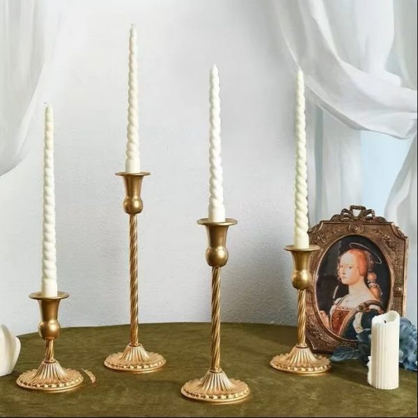 Chandelier doré en fer forgé avec pied ancien