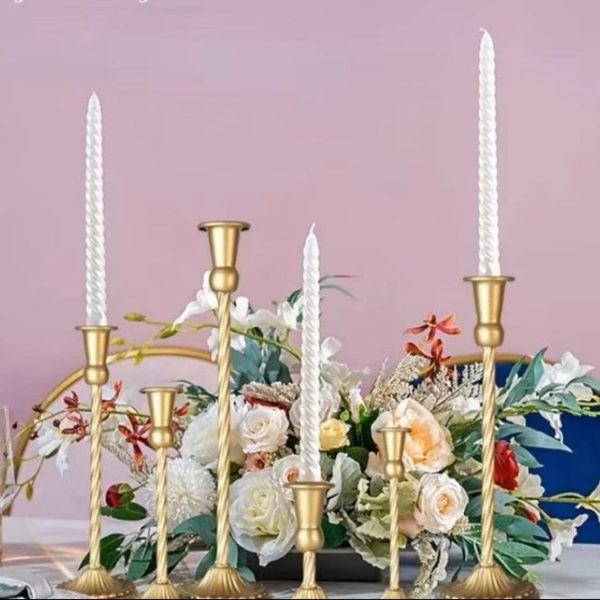 Accessoire en métal doré, design classique