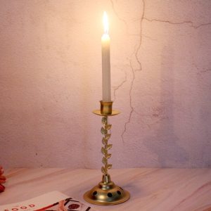 Lumière suspendue en métal noir avec tige feuille