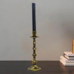 Chandelier en métal doré au design classique