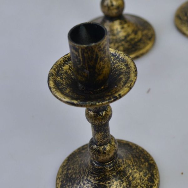 Chandelier doré au style classique et raffiné