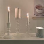 Chandelier blanc, pièce maîtresse du salon