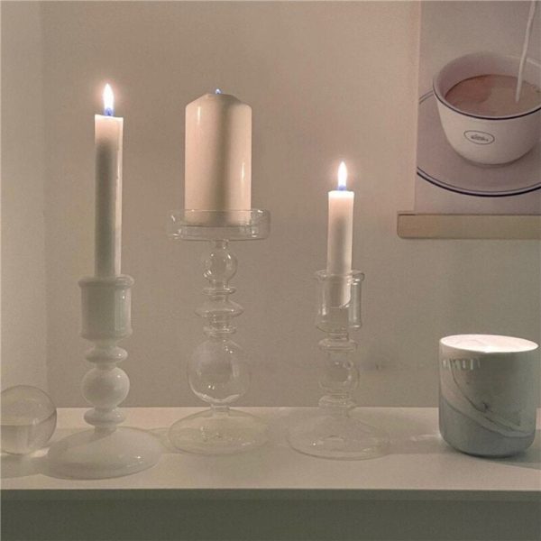 Chandelier blanc, pièce maîtresse du salon