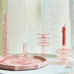 Chandelier en verre rose au design moderne et raffiné