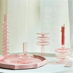 Chandelier en verre rose au design moderne et raffiné