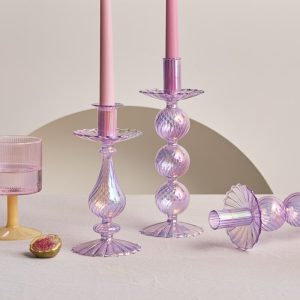 Bougeoir en verre violet pour une ambiance raffinée