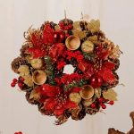 Décoration de Noël : grande couronne avec bougeoirs