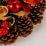 Couronne de Noël avec bougeoirs pour une atmosphère accueillante