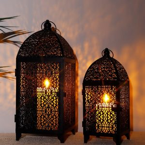 Lanterne décorative en métal noir, design ajouré élégant
