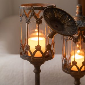 Lanterne ancienne sur pied en métal décoratif