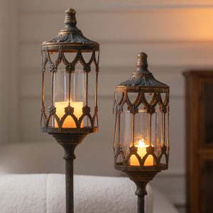 Lanterne extérieure ancienne sur pied pour jardin