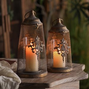 Lanterne dorée en fer forgé ancien