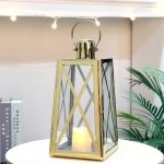 Élégante lanterne dorée pour décoration intérieure