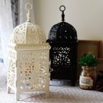 Lanterne en fonte blanche au design marocain