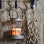 Lanterne grise en métal, style rétro, ambiance chaleureuse