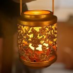 Luminette décorative en fonte dorée avec motif floral