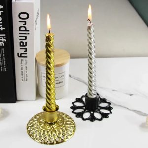 Bougeoir en métal doré avec design raffiné